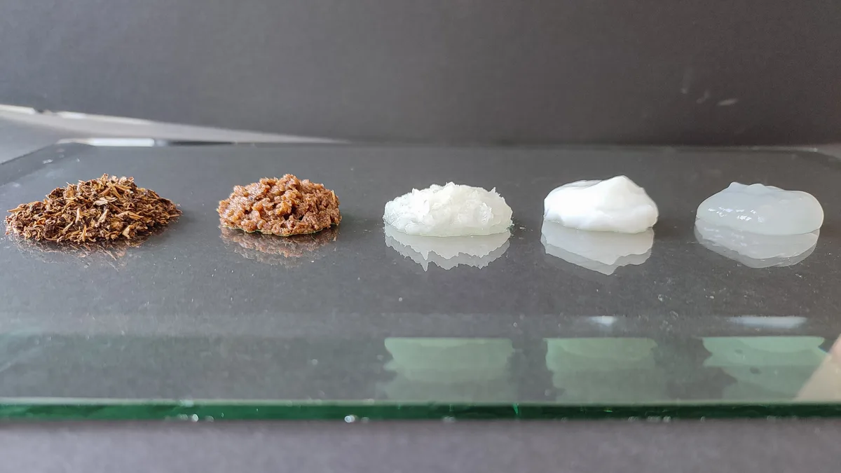 Häufchen aus verschiedenen Materialien. 